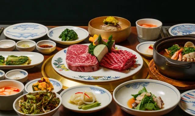 벽제갈비 방이본점의 갈비 메뉴와 식사 공간.