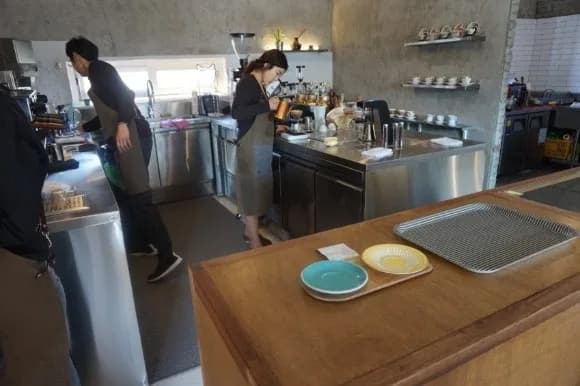 크로마이트커피의 커피 바와 추출 공간.