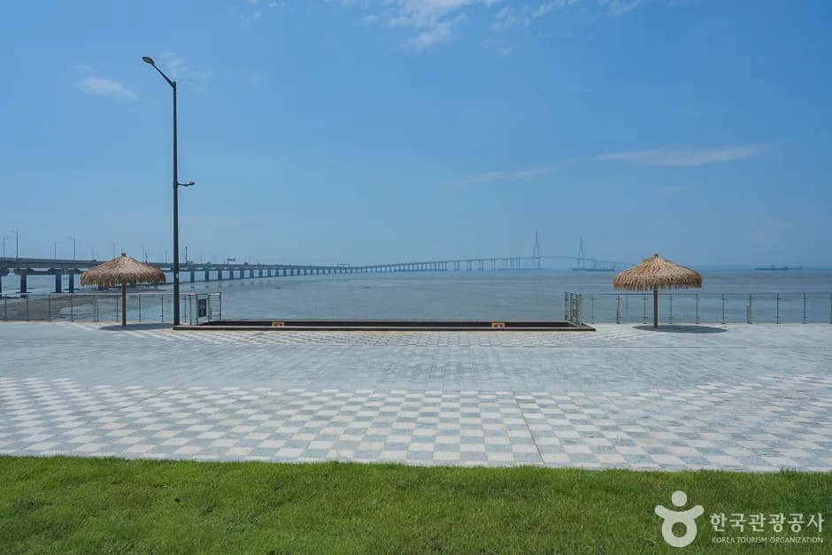 송도랜드마크시티1호수변공원의 바다 산책로.