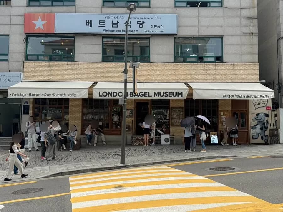 안국점 외관과 대기줄