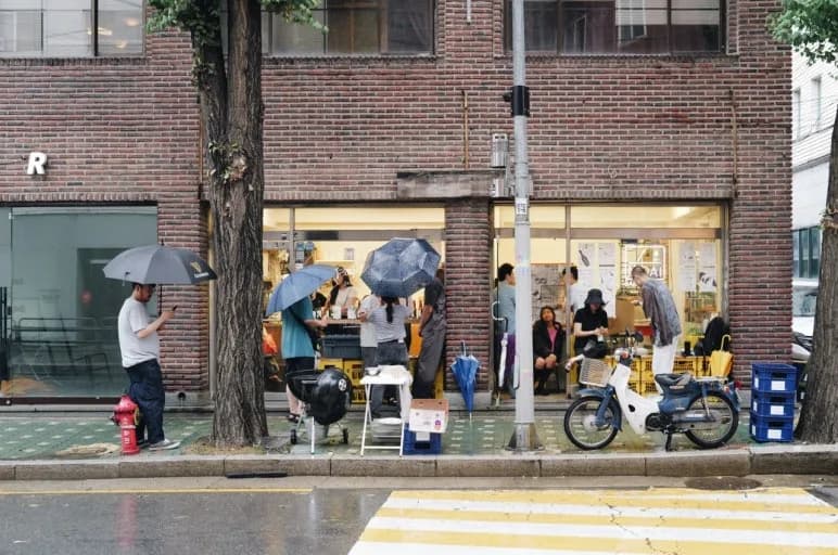 메쉬커피 성수 매장의 커피와 바 분위기.