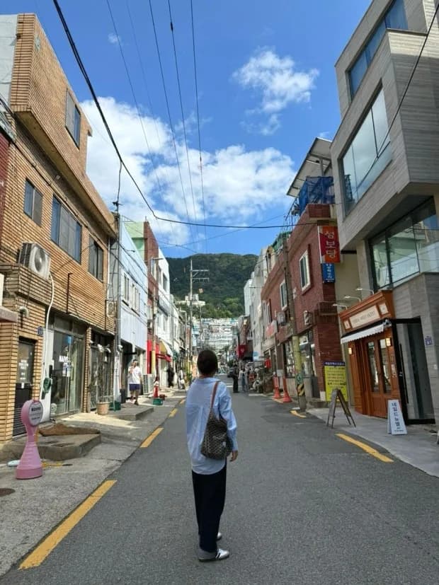 나이브 브류어스 전포의 커피와 로컬 카페 분위기.