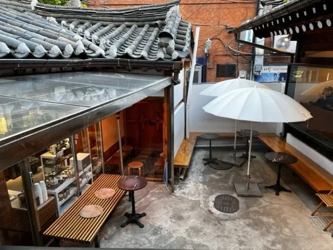 나무사이로 종로점의 한옥 카페 공간.