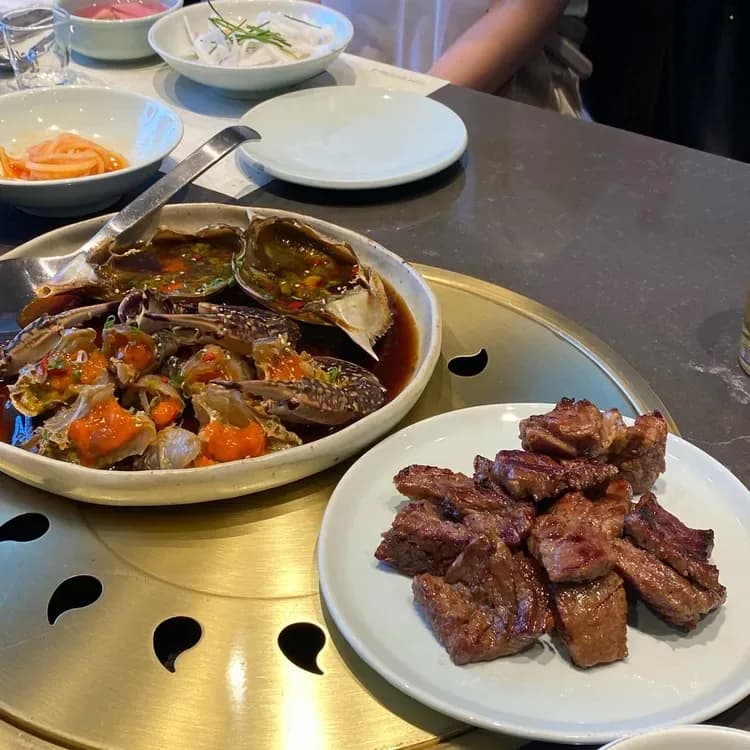 삼원가든 압구정의 양념갈비와 구이 한 상.