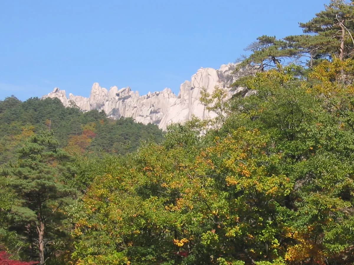 설악산국립공원의 암릉과 능선 풍경