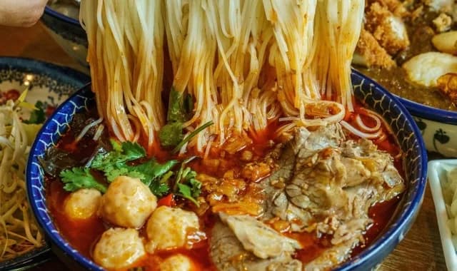 엉클인더키친 송도점의 식사 메뉴와 매장 분위기.