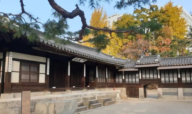 운현궁의 전각과 마당 풍경.