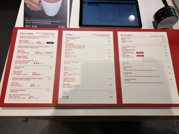 베르크 로스터스 광안 쇼룸의 커피와 공간.